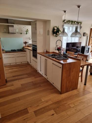 Moss Retreat Semi rural house with balcony and beautiful views Nr to Nantwich in Wybunbury