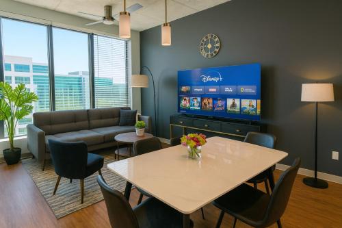 Upscale 2BR Apt Rooftop Deck and Fitness U14