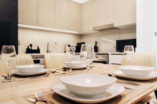 FIRST CLASS 2BR Captivating Burj Khalifa View - image 12