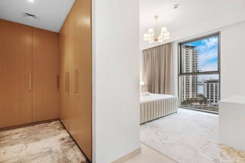 FIRST CLASS 2BR Captivating Burj Khalifa View - image 6