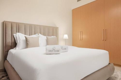 FIRST CLASS 2BR Captivating Burj Khalifa View - image 3