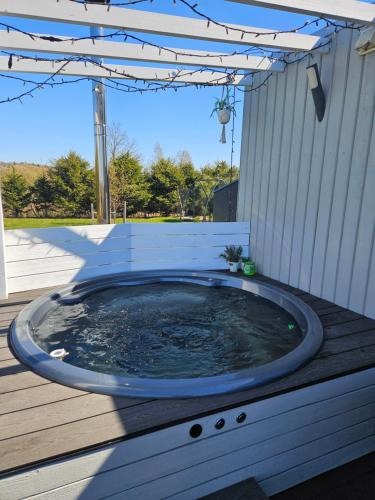 Karstais baseins, Cozy Hut with the included Hot Tub-Prime Rentals in Sendvario