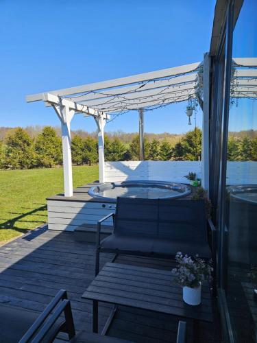 Karstais baseins, Cozy Hut with the included Hot Tub-Prime Rentals in Sendvario