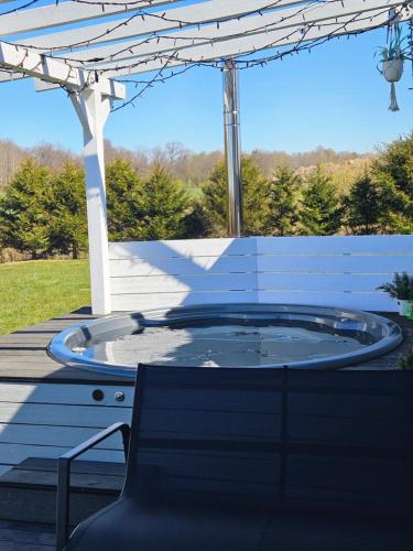Karstais baseins, Cozy Hut with the included Hot Tub-Prime Rentals in Sendvario