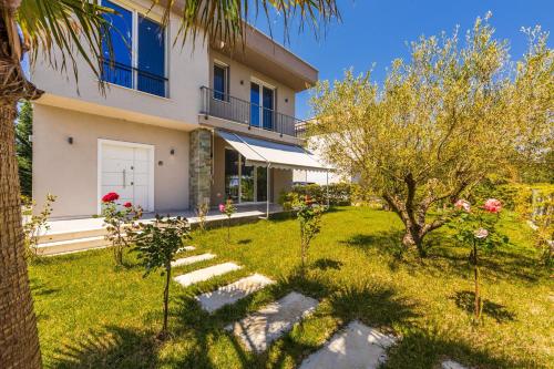 White Escape 3BR Luxury Lalzi Beach Villa by PikHost in プラズヒ サン ピエトロ