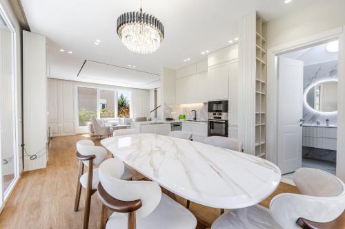 White Escape 3BR Luxury Lalzi Beach Villa by PikHost in プラズヒ サン ピエトロ