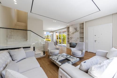 White Escape 3BR Luxury Lalzi Beach Villa by PikHost in プラズヒ サン ピエトロ