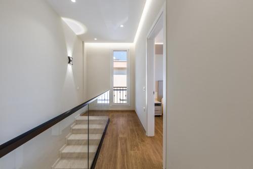 White Escape 3BR Luxury Lalzi Beach Villa by PikHost in プラズヒ サン ピエトロ