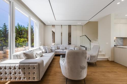 White Escape 3BR Luxury Lalzi Beach Villa by PikHost in プラズヒ サン ピエトロ