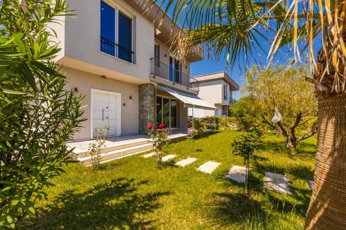 White Escape 3BR Luxury Lalzi Beach Villa by PikHost in プラズヒ サン ピエトロ