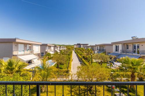 White Escape 3BR Luxury Lalzi Beach Villa by PikHost in プラズヒ サン ピエトロ
