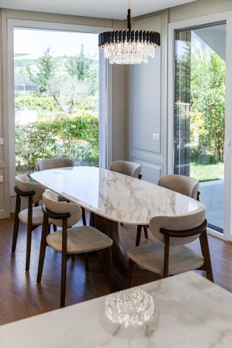 White Escape 3BR Luxury Lalzi Beach Villa by PikHost in プラズヒ サン ピエトロ