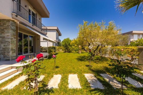 White Escape 3BR Luxury Lalzi Beach Villa by PikHost in プラズヒ サン ピエトロ