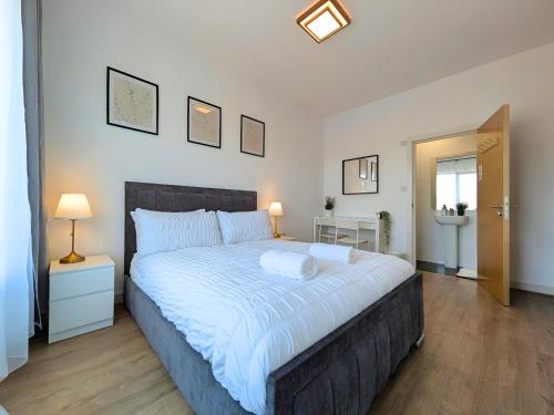 Stylish Rooms Near Airport & City Centre Parking in Garston