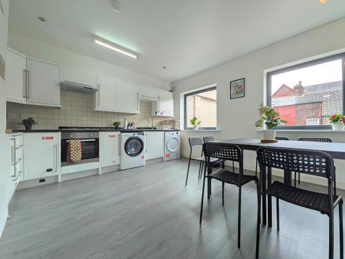 Stylish Rooms Near Airport & City Centre Parking in Garston