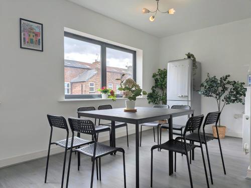 Stylish Rooms Near Airport & City Centre Parking in Garston
