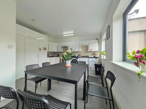 Stylish Rooms Near Airport & City Centre Parking in Garston