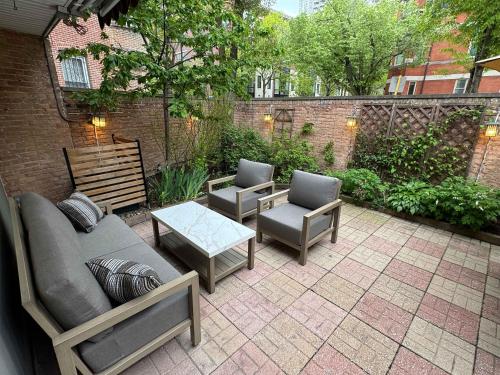 3-Story Townhome Free Parking Private Patio Washer-Dryer in Lincoln Park