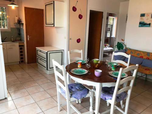 ROUENS gîte avec piscine au Salagou (ROUENS gite avec piscine au Salagou) in Murēza