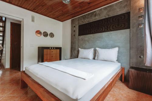 Exterior view, Sacado Moorea Auberge de jeunesse Youth Hostel non climatise no AC in Moorea Island