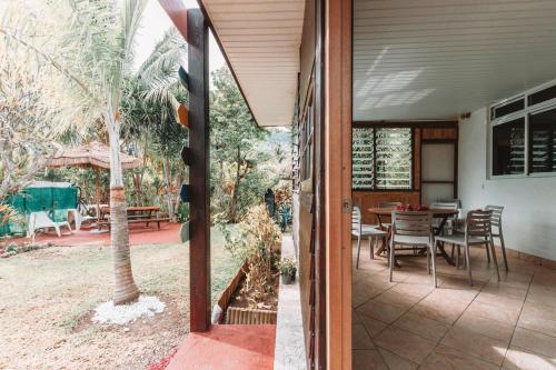Exterior view, Sacado Moorea Auberge de jeunesse Youth Hostel non climatise no AC in Moorea Island