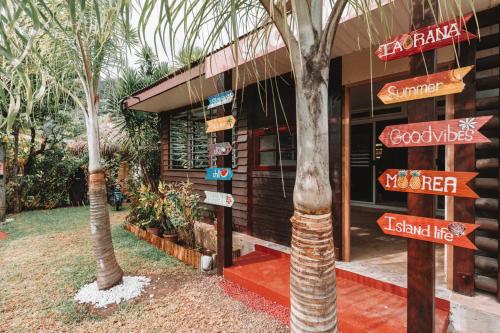Exterior view, Sacado Moorea Auberge de jeunesse Youth Hostel non climatise no AC in Moorea Island