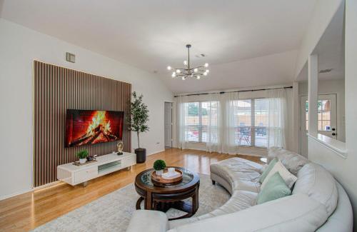 4BD 2BA Bellaire View Getaway w Laundry & Yard – khách sạn tại Sugarland