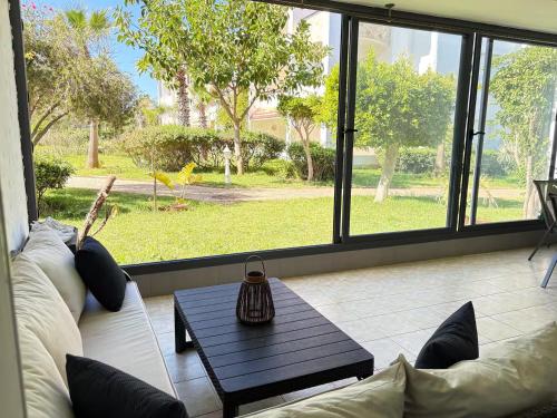 Rez-de jardin avec accès direct à la piscine – khách sạn tại Saqaya