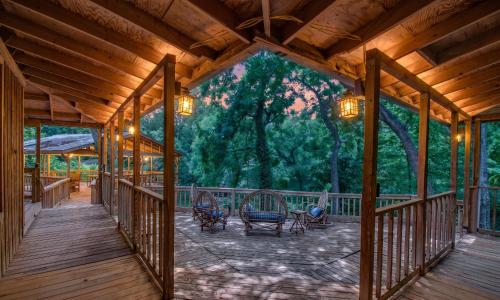 Charming dog-friendly home with expansive deck - near boat ramp & attractions in McQueeney (TX)