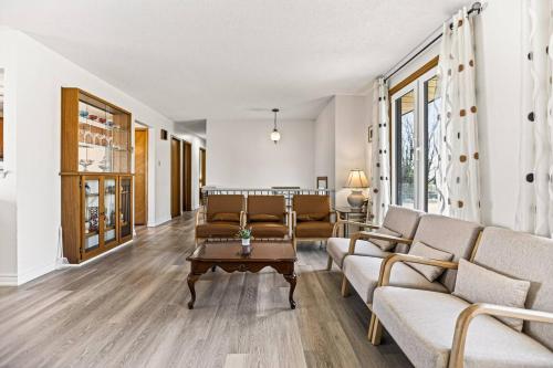 . Large 6BR Retreat | Sleeps 13 | Riverview