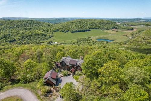 Stunning Luxury Ski-InSki-Out Home w Hot Tub in McHenry, USA