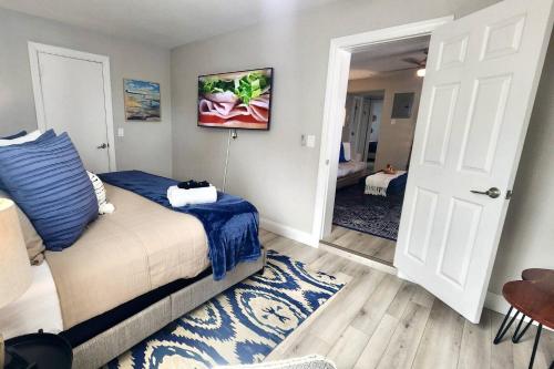 Tranquil Times a Serene 3BR Close to RJ Stadium with Screened Heated Pool, Outdoor Kitchen and Yard Chess in Tampa, USA