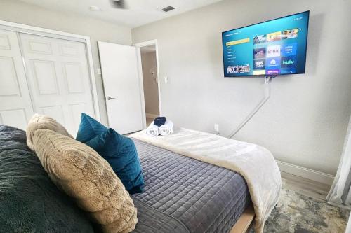 Tranquil Times a Serene 3BR Close to RJ Stadium with Screened Heated Pool, Outdoor Kitchen and Yard Chess in Tampa, USA
