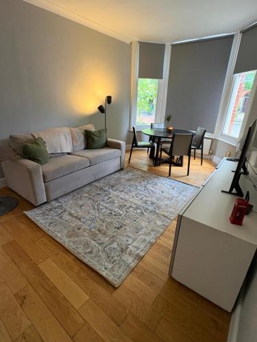 2BR Apartment W3 Free Parking GroundFloor Sleeps 6, London