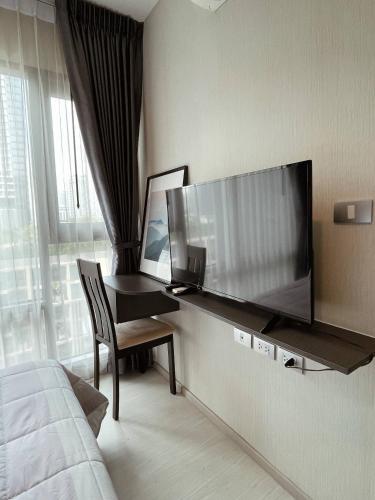 Luxury Condo in Khlong Toei City Views  Skytrain Access - image 10
