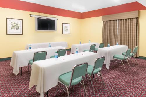 Ramada by Wyndham Vandalia in Vandalia, USA