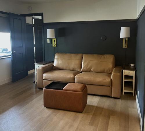 1 king bed, 1 sofa bed