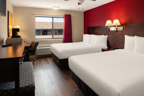 Econo Lodge Bay Breeze - image 21