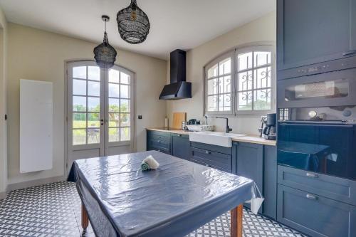 Kitchen, Le Clos des Vignes in Castillon-la-Bataille