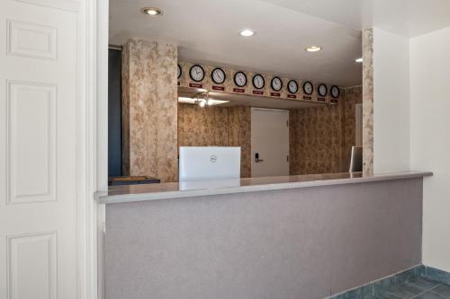 Econo Lodge Bay Breeze - image 22
