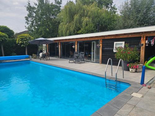 Ham Annex met privé jacuzzi (Ham Annex met prive jacuzzi) in Алмело