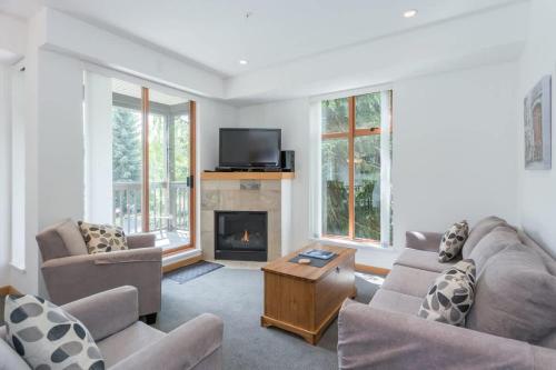 Bright and Clean, Walk Everywhere, Shared Pool and Hot Tub in Whistler, Canada
