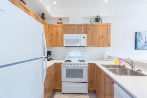 Bright and Clean, Walk Everywhere, Shared Pool and Hot Tub in Whistler, Canada