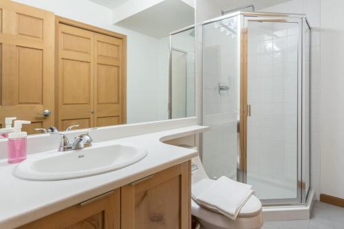 Bright and Clean, Walk Everywhere, Shared Pool and Hot Tub in Whistler, Canada