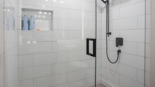 Fantastic Location Spacious 4 Bed Village Location Shared Hot Tub - image 2