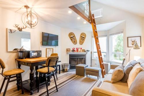 Cute and Cozy, walk to Gondola Ski in Out in Whistler, Canada