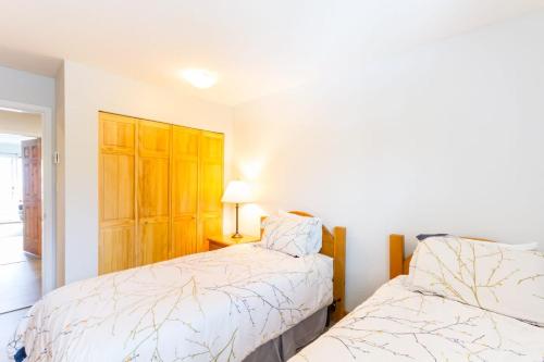 FABULOUS LOCATION Private Hot Tub NO Car needed Sleeps 8 - image 5