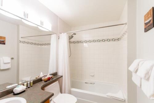 FABULOUS LOCATION Private Hot Tub NO Car needed Sleeps 8 - image 2