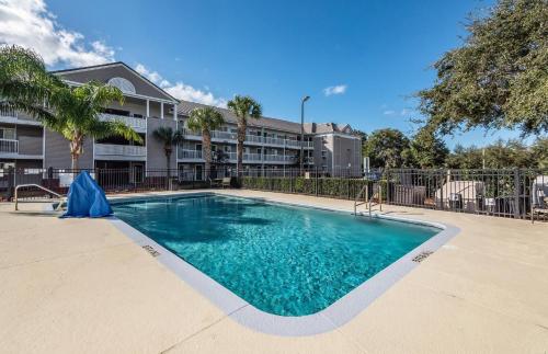 HomeTowne Studios by Red Roof Orlando South - image 26