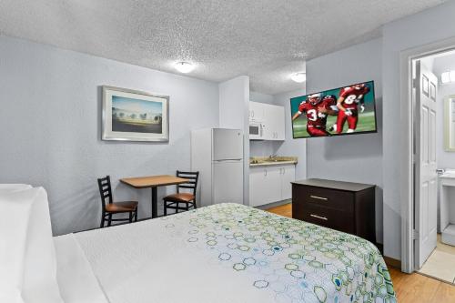 HomeTowne Studios by Red Roof Orlando South - image 19